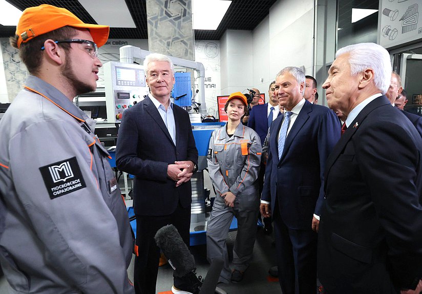 Председатель Государственной Думы Вячеслав Володин, мэр Москвы Сергей Собянин и руководитель фракции "Единая Россия" Владимир Васильев. Выездное заседание Совета Государственной Думы по вопросу организации предоставления среднего профессионального образования с учетом особого порядка проведения ГИА-9 в рамках пилотного проекта (Центр практического обучения "Профессии будущего")