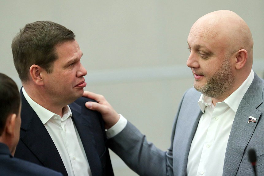 Член Комитета по вопросам собственности, земельным и имущественным отношениям Андрей Дорошенко и член Комитета по энергетике Муслим Татриев