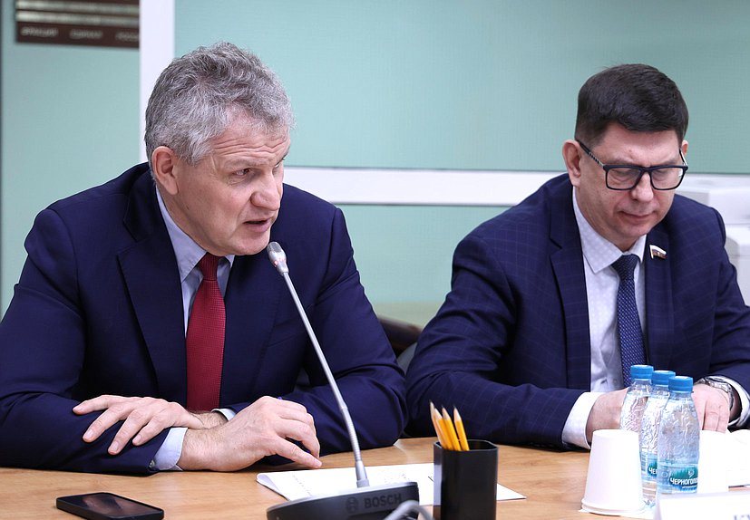 Заместитель Председателя Комитета по охране здоровья Алексей Куринный и член Комитета по просвещению Виктор Смирнов