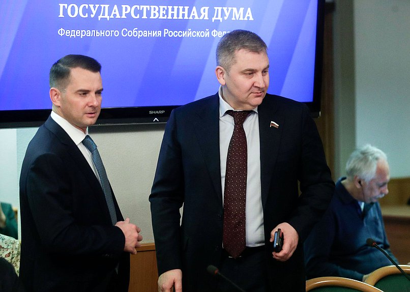 Председатель Комитета по труду, социальной политике и делам ветеранов Ярослав Нилов и заместитель Председателя Комитета по контролю Дмитрий Ламейкин
