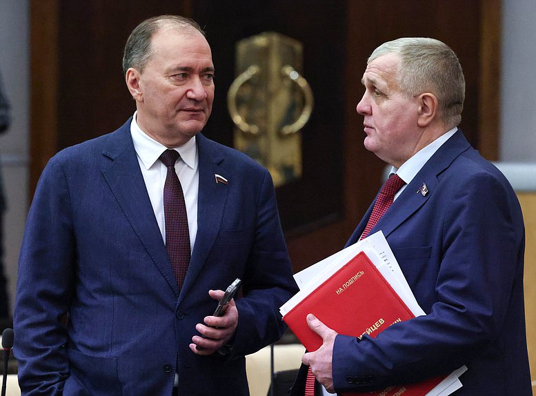 Член Комитета по международным делам Дмитрий Белик и Первый заместитель Председателя Комитета по труду, социальной политике и делам ветеранов Николай Коломейцев