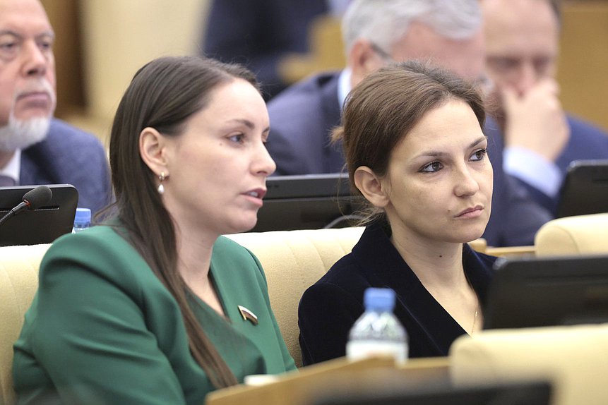 Заместитель Председателя Комитета по молодежной политике Юлия Саранова и член Комитета по труду, социальной политике и делам ветеранов Виктория Родина