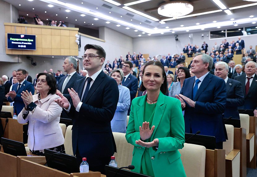Член Комитета по охране здоровья Римма Утяшева, заместитель Председателя Комитета по промышленности и торговле Александр Спиридонов и Первый заместитель Председателя Комитета по защите семьи, вопросам отцовства, материнства и детства Татьяна Буцкая