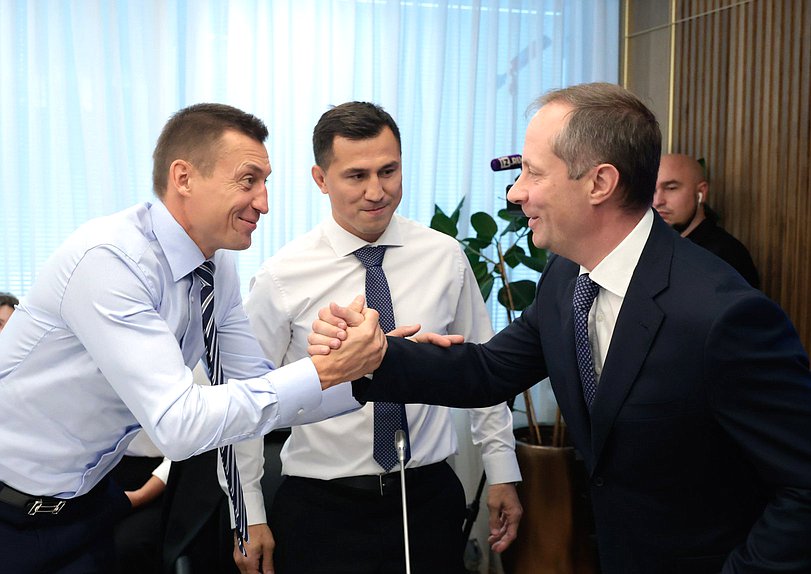Члены Комитета по физической культуре и спорту Александр Легков, Роман Власов и Роман Терюшков