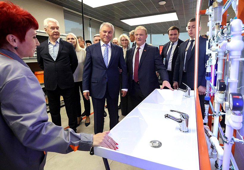 Председатель Государственной Думы Вячеслав Володин и мэр Москвы Сергей Собянин. Выездное заседание Совета Государственной Думы по вопросу организации предоставления среднего профессионального образования с учетом особого порядка проведения ГИА-9 в рамках пилотного проекта (Центр практического обучения "Профессии будущего")