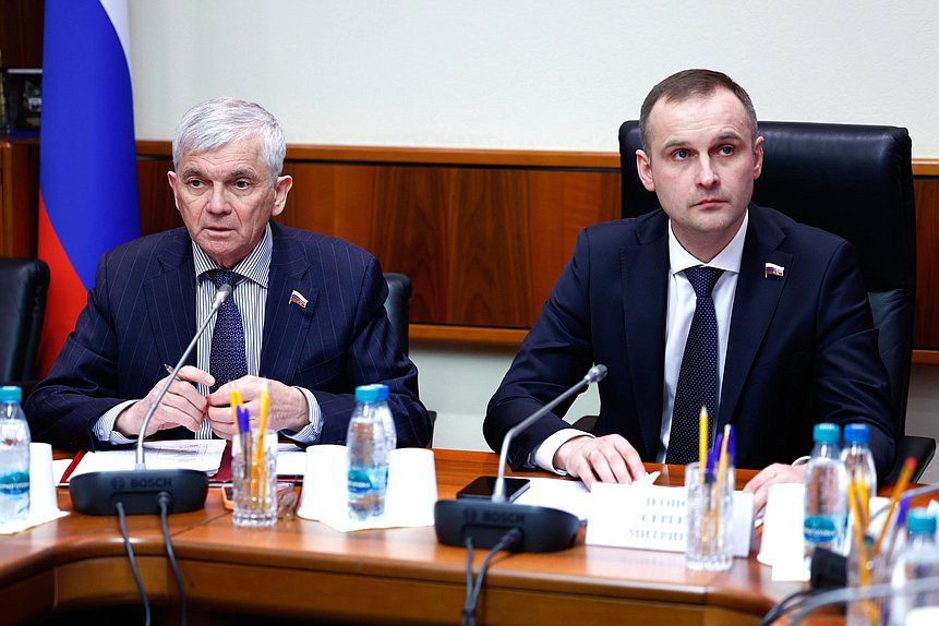 Член Комитета по охране здоровья Александр Петров и Председатель Комитета Сергей Леонов