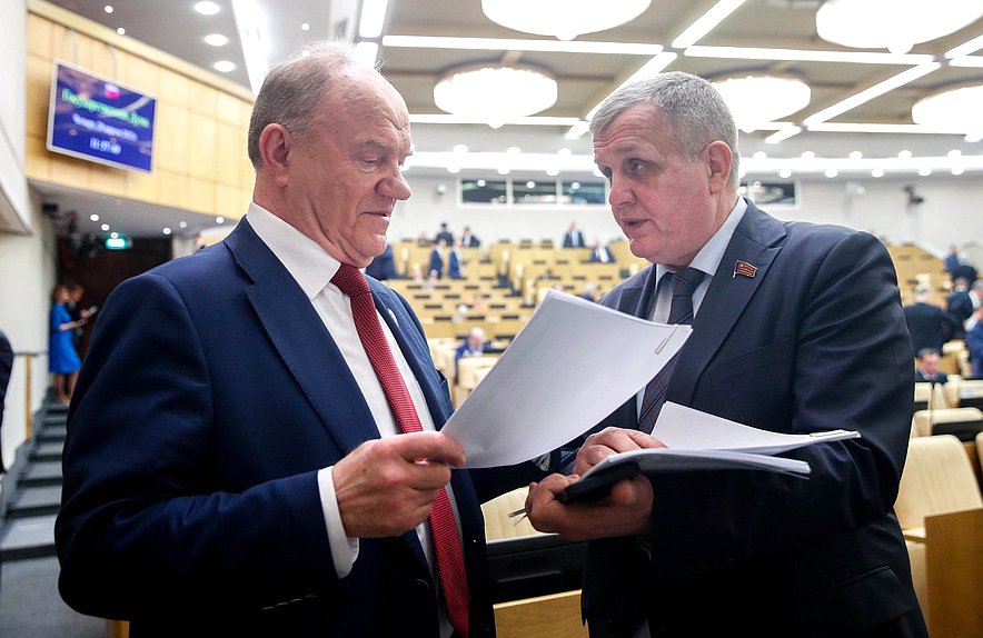 Руководитель фракции КПРФ Геннадий Зюганов и Первый заместитель Председателя Комитета по труду, социальной политике и делам ветеранов Николай Коломейцев