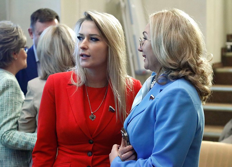 Председатель Комитета по развитию гражданского общества, вопросам общественных и религиозных объединений Яна Лантратова и член Комитета по просвещению Лариса Тутова