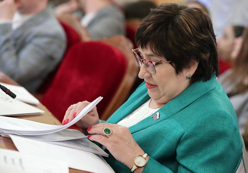 Круглый стол Комитета по вопросам семьи, женщин и детей на тему «Правовое положение многодетных семей в РФ»