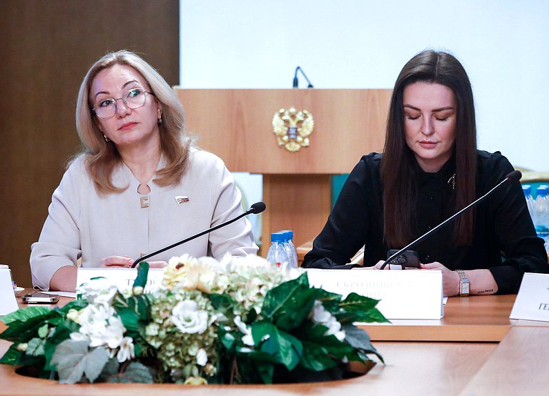 Члены Комитета по просвещению Лариса Тутова и Анна Скрозникова