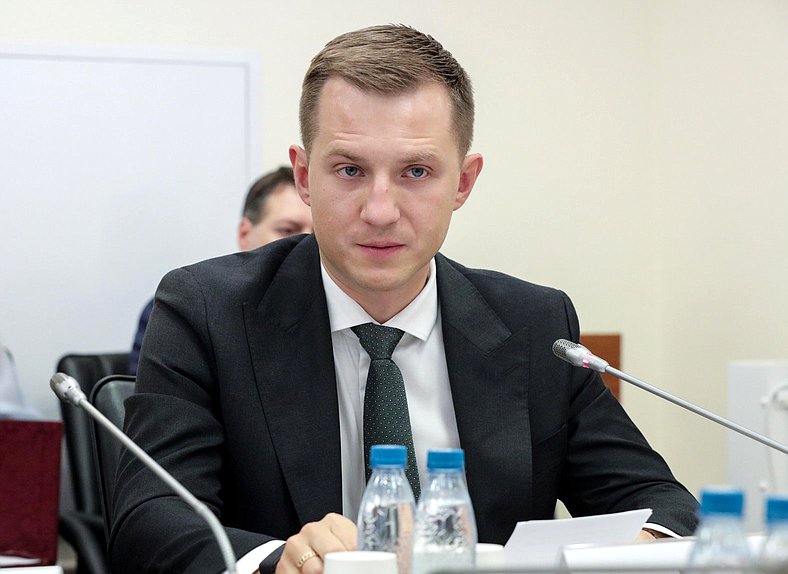 Председатель Комитета по молодежной политике Артем Метелев