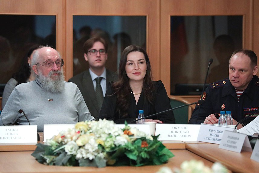 Члены Комитета по просвещению Анатолий Вассерман и Анна Скрозникова