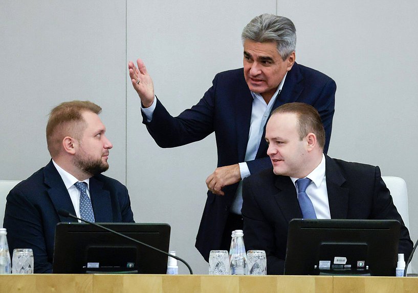 Заместители Председателя Государственной Думы Борис Чернышов и Владислав Даванков и руководитель фракции "Новые люди" Алексей Нечаев