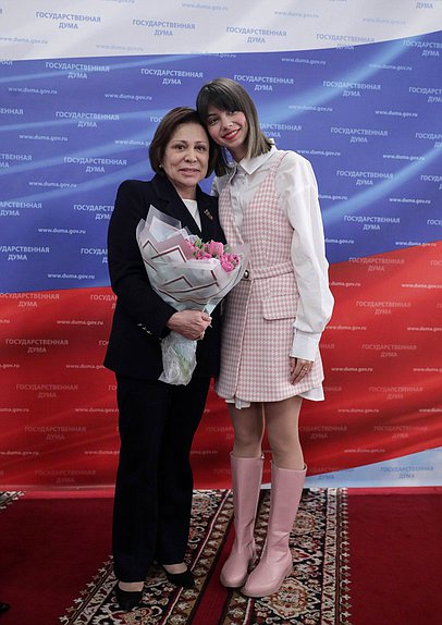 Заместитель Председателя Комитета по международным делам Ирина Роднина и исполнительница главной роли в фильме "Роднина" Владислава Самохина