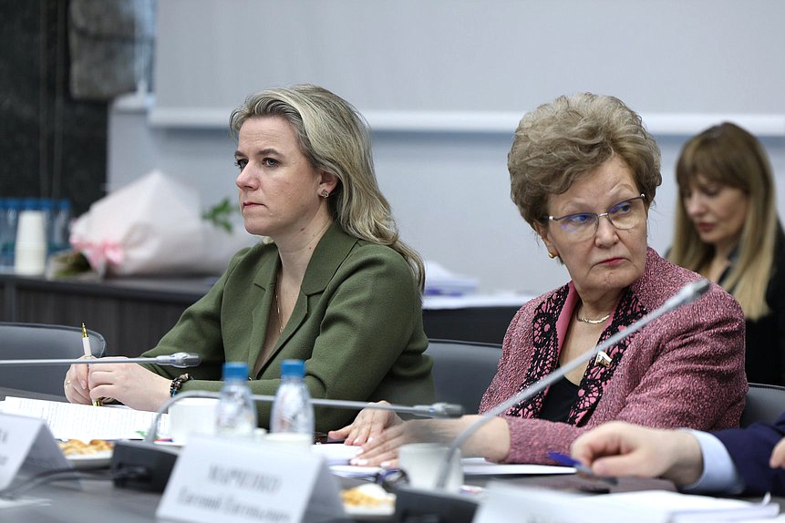 Члены Комитета по защите семьи, вопросам отцовства, материнства и детства Ольга Коробова и Татьяна Ларионова