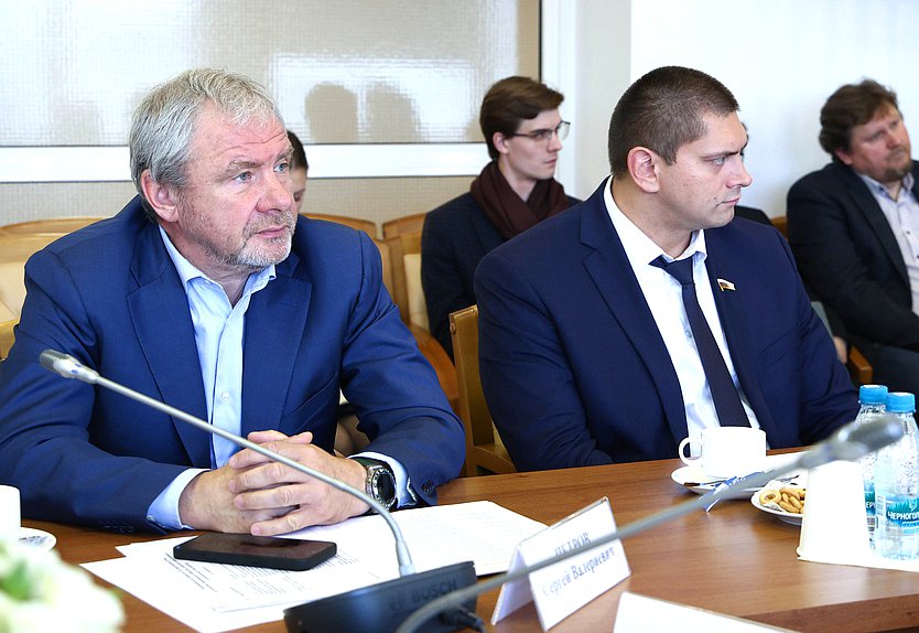 Члены Комитета по развитию гражданского общества, вопросам общественных и религиозных объединений Сергей Петров и Дмитрий Грачев