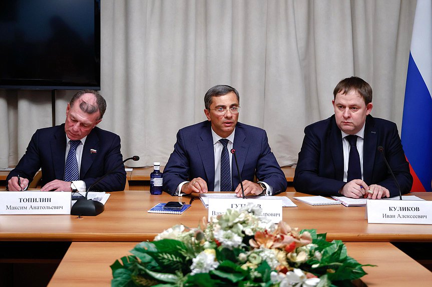 Председатель Комитета по экономической политике Максим Топилин и Председатель Комитета по промышленности и торговле Владимир Гутенев