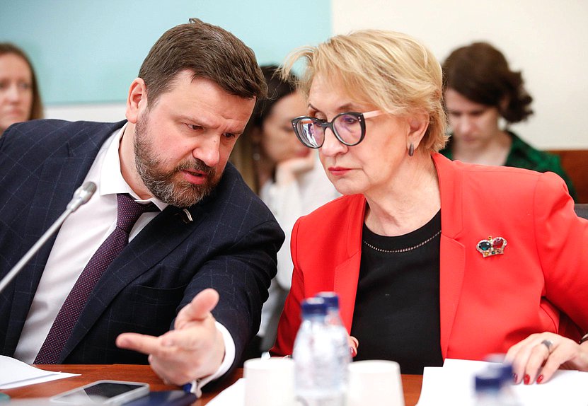 Член Комитета по энергетике Юрий Станкевич и заместитель Председателя Комитета Наталья Назарова