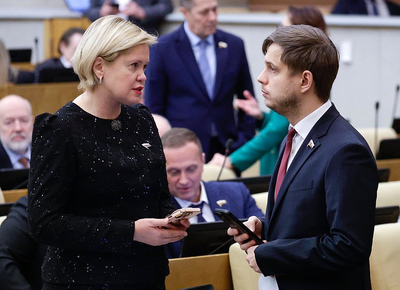 Заместитель Председателя Комитета по науке и высшему образованию Екатерина Харченко и Первый заместитель Председателя Комитета по информационной политике, информационным технологиям и связи Антон Ткачев