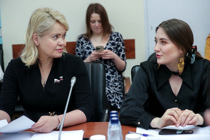 Заместитель Председателя Комитета по науке и высшему образованию Екатерина Харченко и Первый заместитель Председателя Комитета Ксения Горячева
