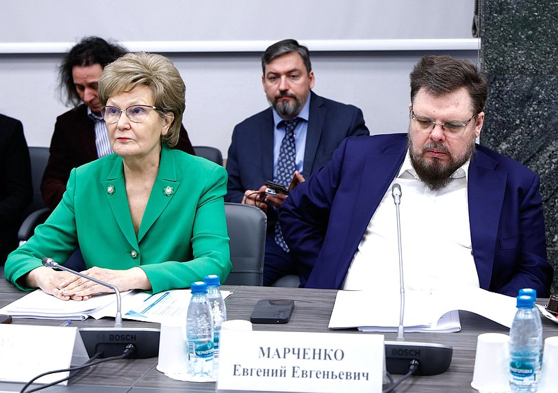 Члены Комитета по защите семьи, вопросам отцовства, материнства и детства Татьяна Ларионова и Евгений Марченко