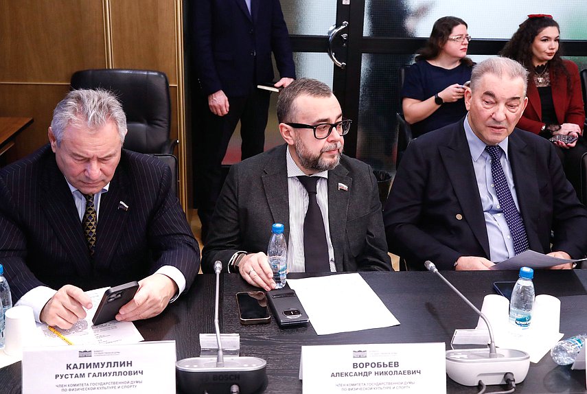 Члены Комитета по физической культуре и спорту Рустам Калимуллин, Александр Воробьев и Владислав Третьяк