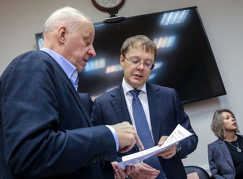 Члены Комитета по бюджету и налогам Игорь Шубин и Лев Ковпак