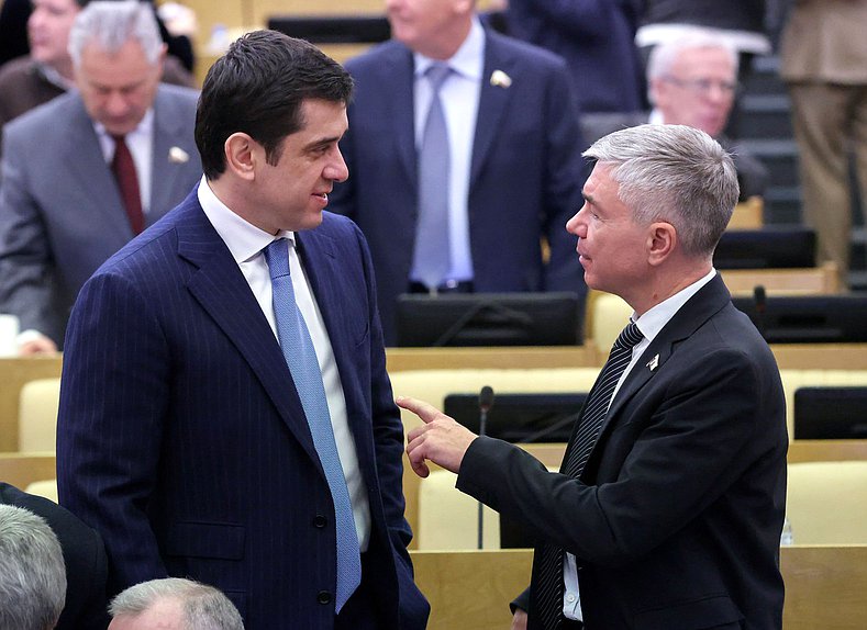 Член Комитета по безопасности и противодействию коррупции Бекхан Барахоев и член Комитета по физической культуре и спорту Евгений Ревенко