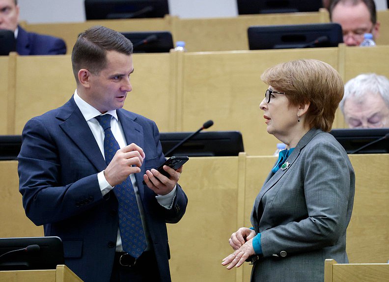 Председатель Комитета по труду, социальной политике и делам ветеранов Ярослав Нилов и член Комитета по бюджету и налогам Оксана Дмитриева