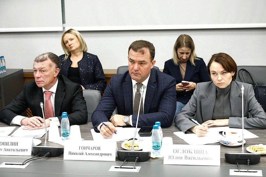 Председатель Комитета по экономической политике Максим Топилин и заместители Председателя Комитета по аграрным вопросам Николай Гончаров и Юлия Оглоблина