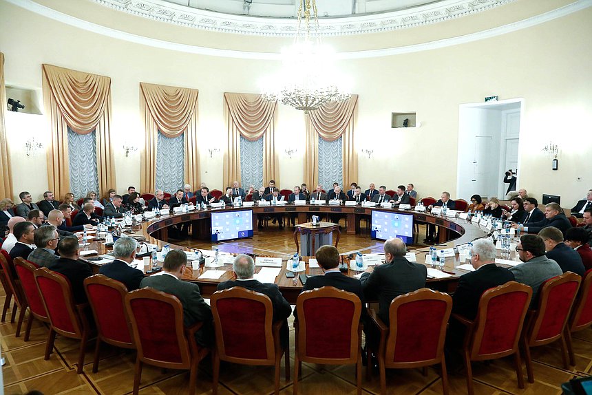 Круглый стол на тему: "Независимая оценка квалификации специалистов в области инженерных изысканий, проектирования и строительства. Опыт и направления развития. Перспективы внедрения НОК в сфере ЖКХ"