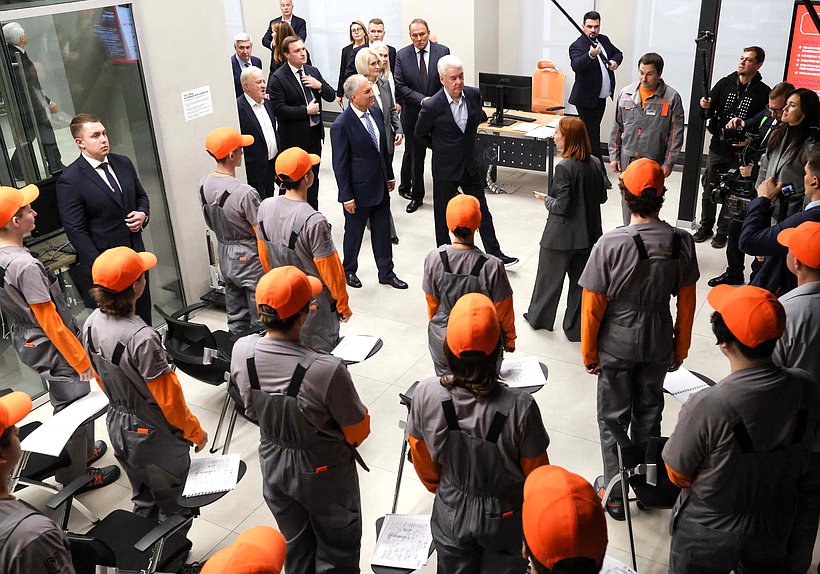 Председатель Государственной Думы Вячеслав Володин и мэр Москвы Сергей Собянин. Выездное заседание Совета Государственной Думы по вопросу организации предоставления среднего профессионального образования с учетом особого порядка проведения ГИА-9 в рамках пилотного проекта (Центр практического обучения "Профессии будущего")