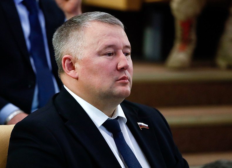 Член Комитета по молодежной политике Вячеслав Дамдинцурунов