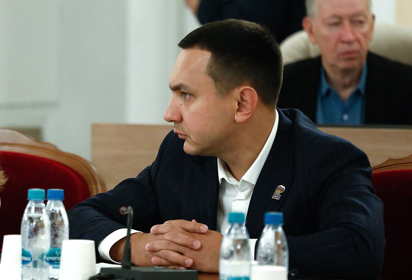 Член Комитета по экологии, природным ресурсам и охране окружающей среды Максим Иванов