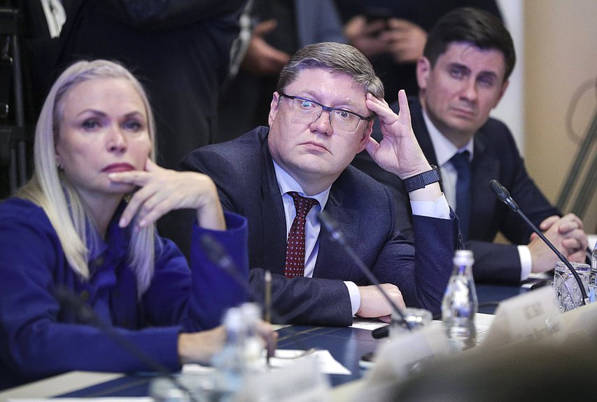 Member of the Committee on State Building and Legislation Irina Belykh and First deputy head of the United Russia faction Adrey Isaev