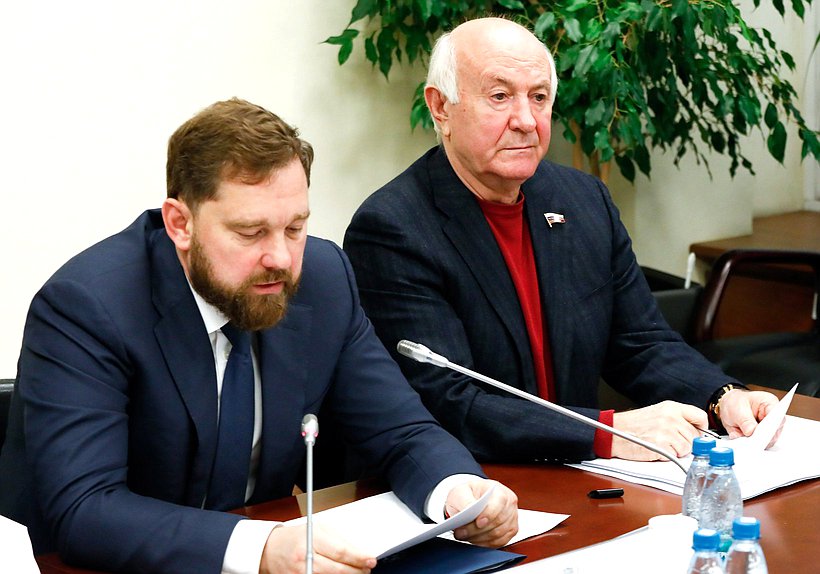 Руководитель Федерального Агентства по делам национальностей Игорь Баринов и заместитель Председателя Комитета по делам национальностей Николай Долуда