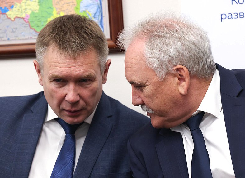Первый заместитель Председателя Комитета по развитию Дальнего Востока и Арктики Сергей Каргинов и член Комитета Павел Симигин