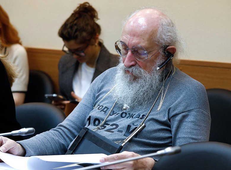 Член Комитета по просвещению Анатолий Вассерман