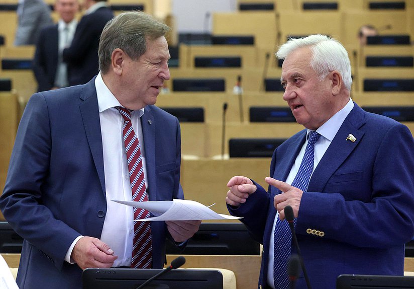 Член Комитета по науке и высшему образованию Михаил Кузьмин и член Комитета по контролю Леонид Ивлев