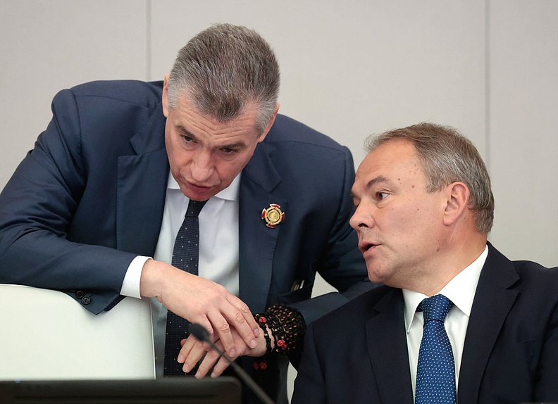 Руководитель фракции ЛДПР Леонид Слуцкий и заместитель Председателя Государственной Думы Петр Толстой