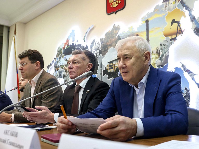Первый заместитель Председателя Комитета по экономической политике Денис Кравченко, Председатель Комитета по экономической политике Максим Топилин и Председатель Комитета по финансовому рынку Анатолий Аксаков