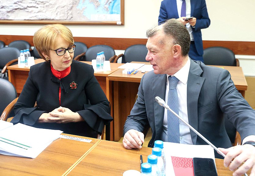 Член Комитета по бюджету и налогам Оксана Дмитриева и Председатель Комитета по экономической политике Максим Топилин