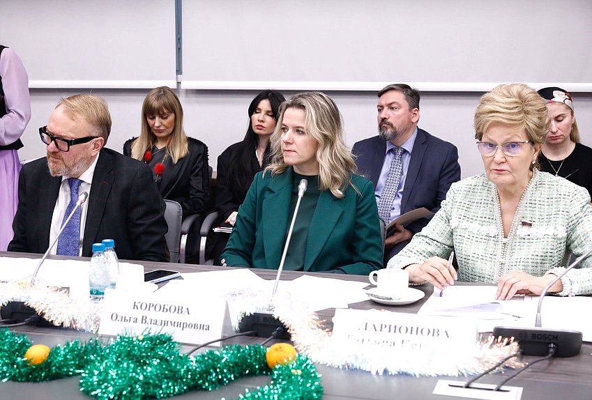 Заместитель Председателя Комитета по защите семьи, вопросам отцовства, материнства и детства Виталий Милонов и члены Комитета Ольга Коробова и Татьяна Ларионова