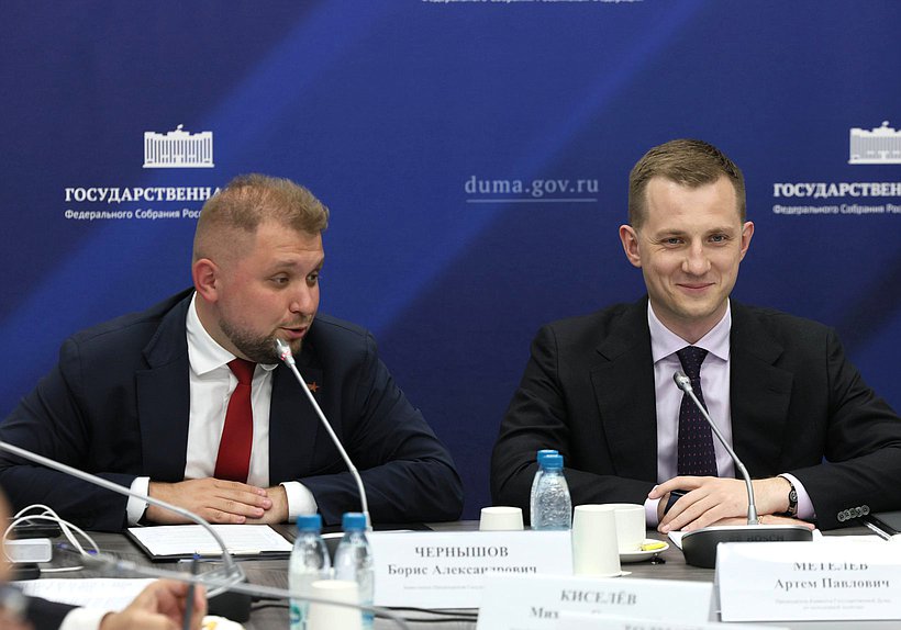 Заместитель Председателя Государственной Думы Борис Чернышов и Председатель Комитета по молодежной политике Артем Метелев