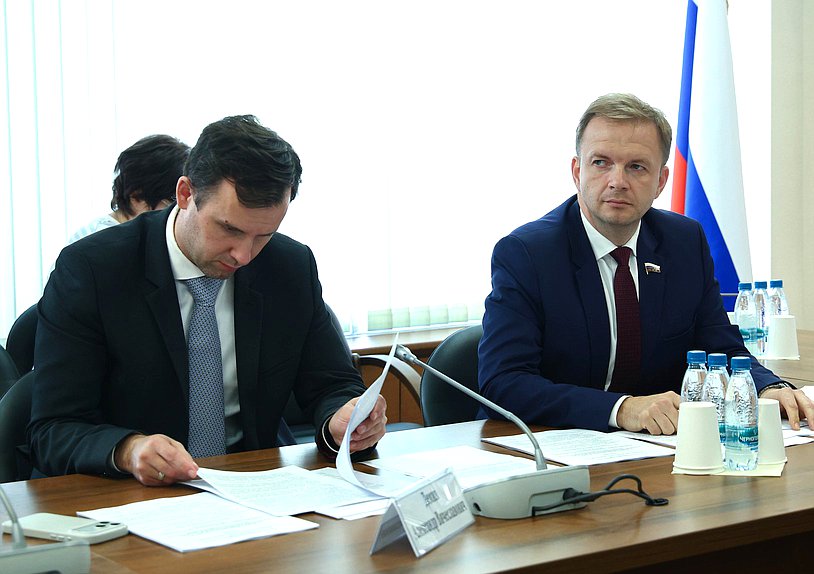 Члены Комитета по экономической политике Александр Демин и Алексей Говырин