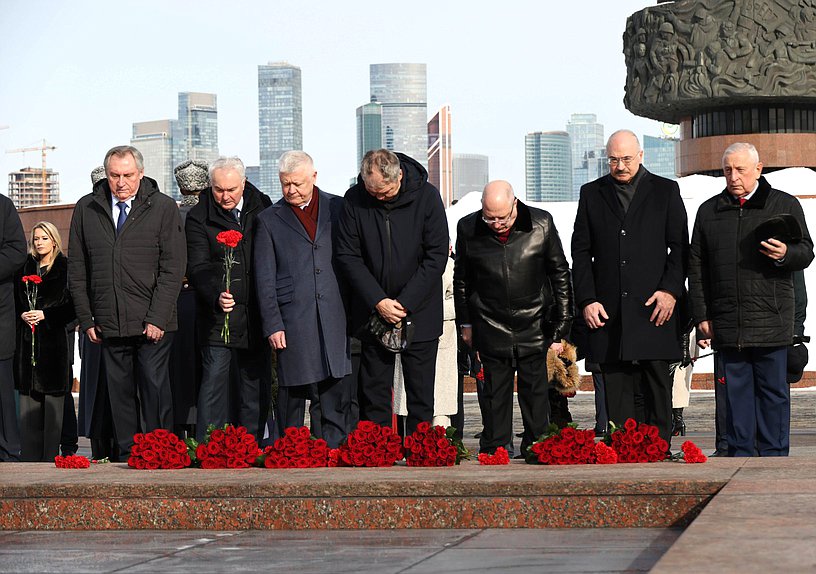 Возложение венка к Вечному огню в парке Победы на Поклонной горе в День защитника Отечества