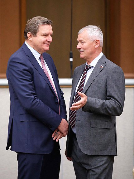 Первый заместитель Председателя Комитета по энергетике Игорь Ананских и член комитета по финансовому рынку Николай Цед