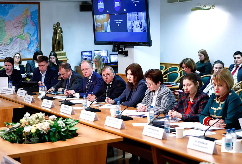 Заседание рабочей группы по подготовке и проведению парламентских слушаний на тему "О развитии отраслей легкой промышленности в РФ"