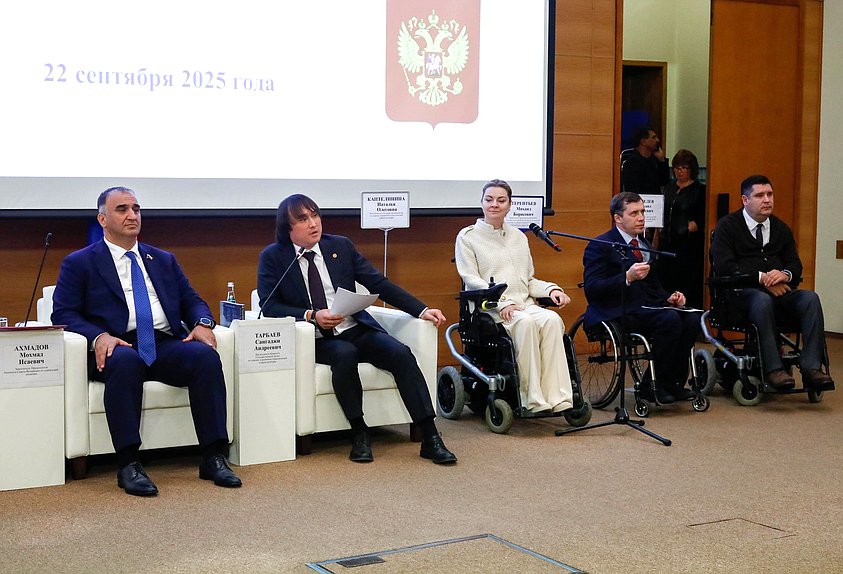 Председатель Комитета по туризму и развитию туристической инфраструктуры Сангаджи Тарбаев, член Комитета Наталья Каптелинин, заместитель Председателя Комитета по труду, социальной политике и делам ветеранов Михаил Терентьев и заместитель Председателя Комитета по молодежной политике Михаил Киселев