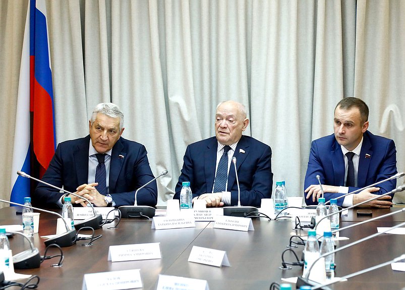 Первый заместитель Председателя Комитета по охране здоровья Леонид Огуль, член Комитета Александр Румянцев и Председатель Комитета Сергей Леонов